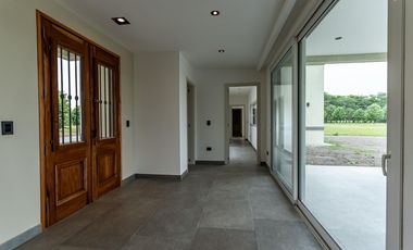 Casa a estrenar de 5 ambientes en venta  en Everlinks Golf