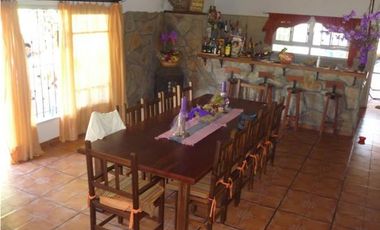 Casa quinta a la venta con casa de huéspedes y departamento de servicio