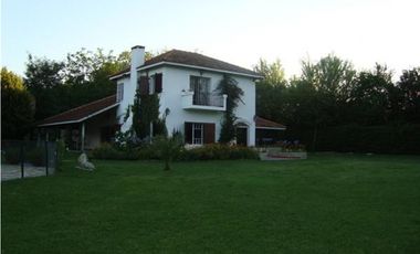 Casa quinta a la venta con casa de huéspedes y departamento de servicio