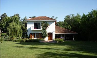 Casa quinta a la venta con casa de huéspedes y departamento de servicio