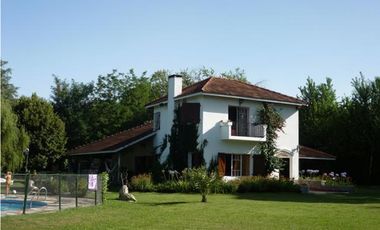 Casa quinta a la venta con casa de huéspedes y departamento de servicio