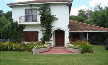 Casa quinta a la venta con casa de huéspedes y departamento de servicio
