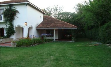 Casa quinta a la venta con casa de huéspedes y departamento de servicio