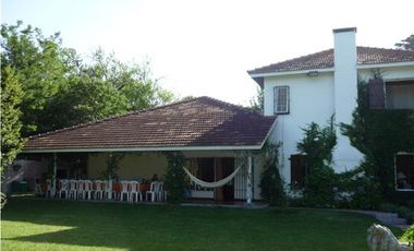 Casa quinta a la venta con casa de huéspedes y departamento de servicio