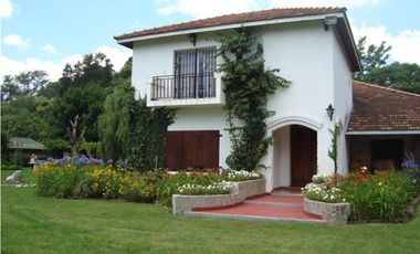 Casa quinta a la venta con casa de huéspedes y departamento de servicio