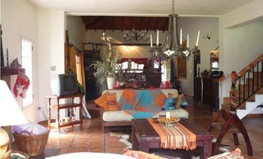 Casa quinta a la venta con casa de huéspedes y departamento de servicio