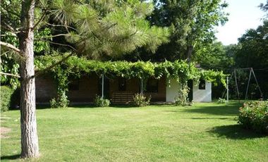 Casa quinta a la venta con casa de huéspedes y departamento de servicio