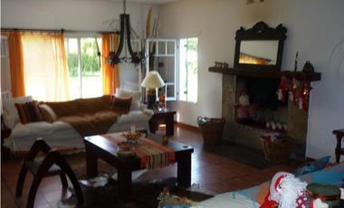 Casa quinta a la venta con casa de huéspedes y departamento de servicio