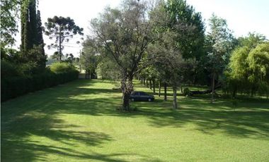 Casa quinta a la venta con casa de huéspedes y departamento de servicio