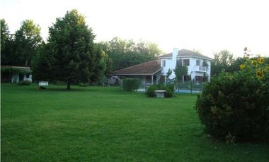 Casa quinta a la venta con casa de huéspedes y departamento de servicio