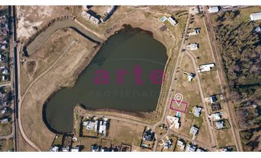 Terreno central frente a la laguna en venta en barrio cerrado los juncos P2