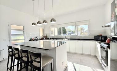 Casa en venta en barrio cerrado lomas de san antonio lujan