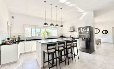 Casa en venta en barrio cerrado lomas de san antonio lujan