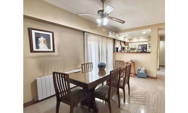 casa de 5 ambientes en venta en lujan centro con patio pileta y cochera