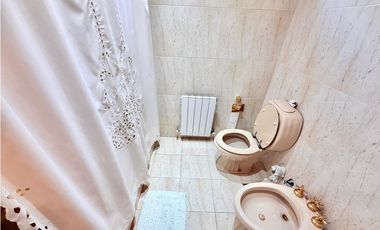 casa de 5 ambientes en venta en lujan centro con patio pileta y cochera