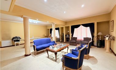 casa de 5 ambientes en venta en lujan centro con patio pileta y cochera