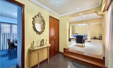 casa de 5 ambientes en venta en lujan centro con patio pileta y cochera