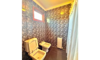 casa de 5 ambientes en venta en lujan centro con patio pileta y cochera