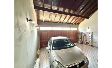 casa de 5 ambientes en venta en lujan centro con patio pileta y cochera
