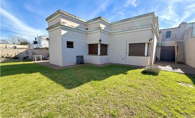 casa de 5 ambientes en venta en lujan centro con patio pileta y cochera