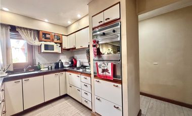 casa de 5 ambientes en venta en lujan centro con patio pileta y cochera