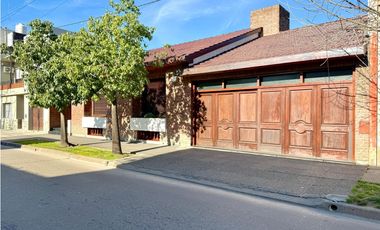casa de 5 ambientes en venta en lujan centro con patio pileta y cochera