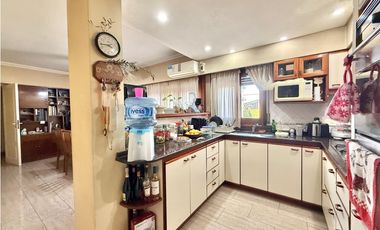 casa de 5 ambientes en venta en lujan centro con patio pileta y cochera