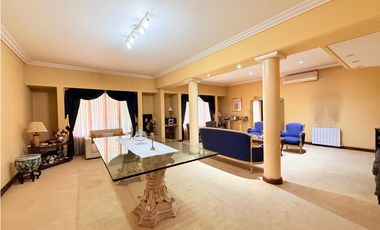 casa de 5 ambientes en venta en lujan centro con patio pileta y cochera