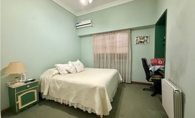 casa de 5 ambientes en venta en lujan centro con patio pileta y cochera