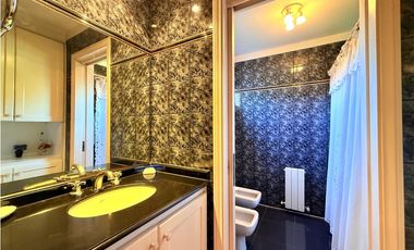 casa de 5 ambientes en venta en lujan centro con patio pileta y cochera