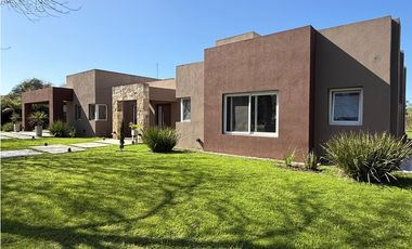 casa en venta de 3 ambientes con pileta y fondo a espacio verde en haras san pablo UF  118