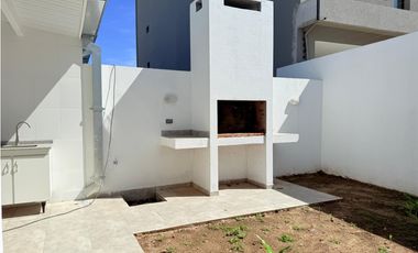 departamento a estrenar 3 ambientes en venta en lujan  planta baja con patio y cochera sin expensas