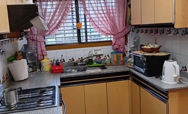 Casa sobre dos lotes en Jose Marmol