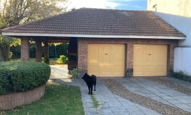 Casa sobre dos lotes en Jose Marmol