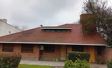 Casa sobre dos lotes en Jose Marmol