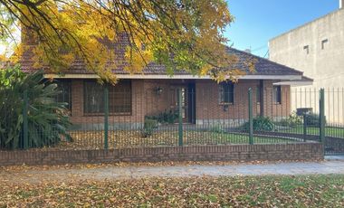 Casa sobre dos lotes en Jose Marmol