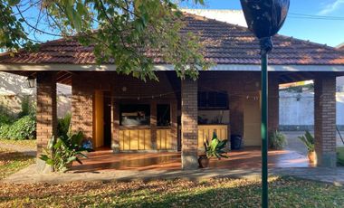 Casa sobre dos lotes en Jose Marmol