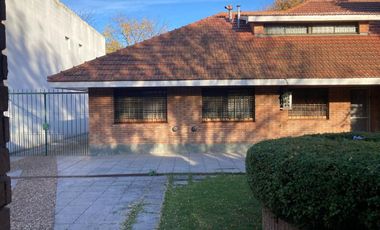 Casa sobre dos lotes en Jose Marmol