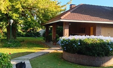 Casa sobre dos lotes en Jose Marmol
