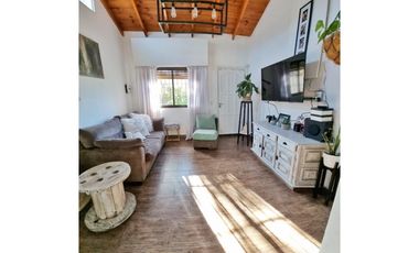 Chalet 4 amb. con parque. Apto crédito - Gutenberg y González Chávez