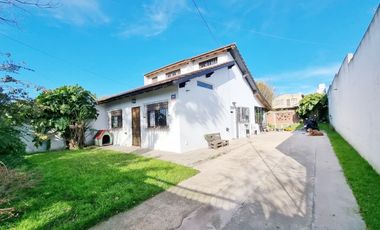 Chalet 4 amb. con parque. Apto crédito - Gutenberg y González Chávez