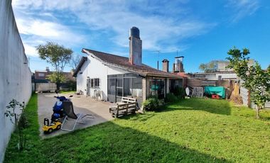 Chalet 4 amb. con parque. Apto crédito - Gutenberg y González Chávez