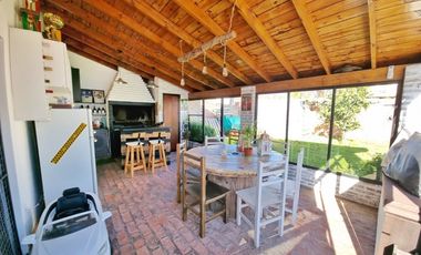 Chalet 4 amb. con parque. Apto crédito - Gutenberg y González Chávez