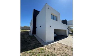 VENDO CASA DE CATEGORA
