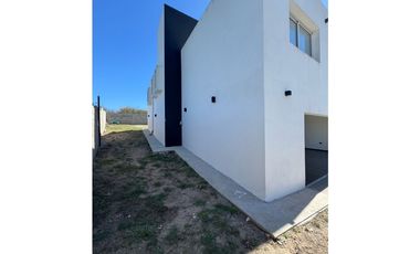 VENDO CASA DE CATEGORA