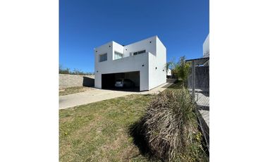VENDO CASA DE CATEGORA