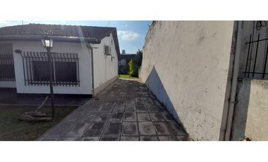 HERMOSO CHALET EN VENTA - ITUZAINGO NORTE. EXCELENTE DISEÑO