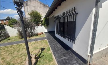 HERMOSO CHALET EN VENTA - ITUZAINGO NORTE. EXCELENTE DISEÑO