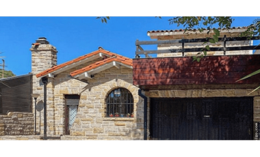 Chalet 4 ambientes + depto tres ambientes