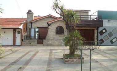 Chalet 4 ambientes + depto tres ambientes